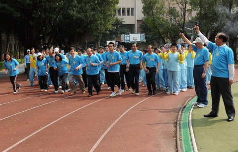 樂動小將活動由台北市教育局長、楊祐寧帶領10位合作學校校長共同起跑