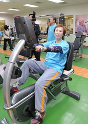 憂鬱症過來人蔡淑玲小姐利用信義運動中心健身教室之健身器材呼籲大家共同利用運動紓壓