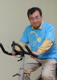 憂鬱症過來人楊國欽先生利用信義運動中心飛輪教室之飛輪呼籲大家共同利用運動紓壓