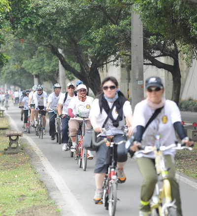 百餘民眾和一群企業老總們共同響應單騎追風，運動紓壓。