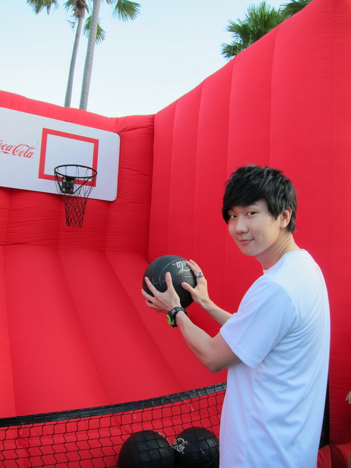 JJ林俊傑參與現場運動紓壓投籃遊戲